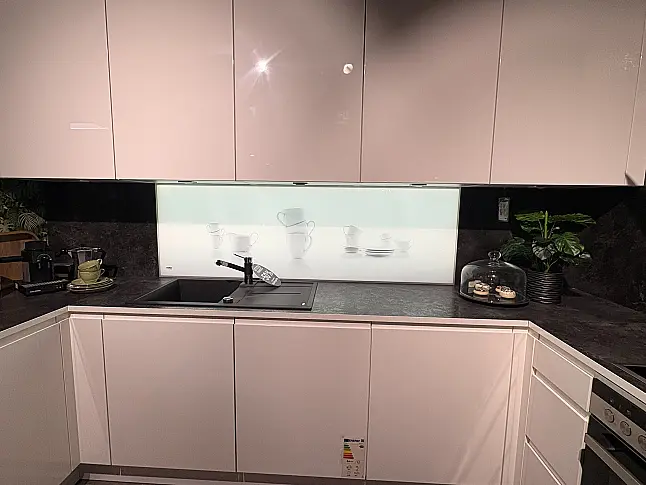 moderne Küche mit Sitzgelegenheit