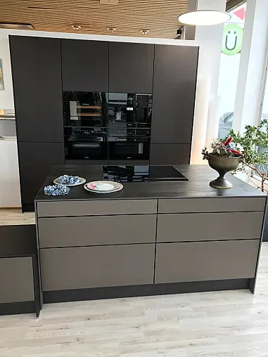Extravagante Wohnküche mit exklusiven Materialien