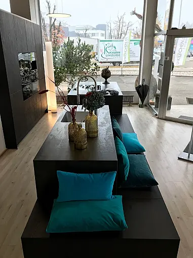 Extravagante Wohnküche mit exklusiven Materialien