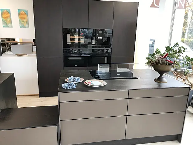 Extravagante Wohnküche mit exklusiven Materialien
