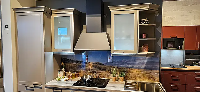 kleine Landhauszeile mit Kaminhaube und Landhauskranzprofil
