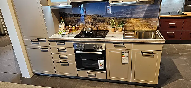 kleine Landhauszeile mit Kaminhaube und Landhauskranzprofil