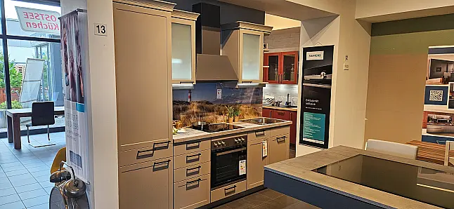 kleine Landhauszeile mit Kaminhaube und Landhauskranzprofil