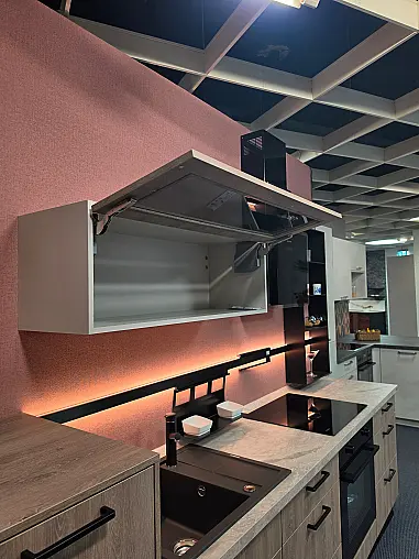 Moderne Zeile mit stilvoller Beleuchtung