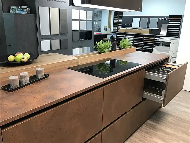 Moderne Küche mit Insel und Sitzmöglichkeit, teilweise magnetische Fronten