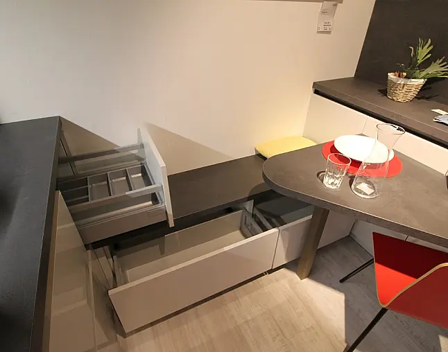 Design-Küche in Lack Kristallgrau Hochglanz mit pfiffiger Tischlösung