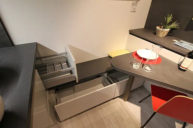 Design-Küche in Lack Kristallgrau Hochglanz mit pfiffiger Tischlösung