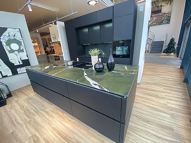 Exklusive Ausstellungsküche mit Naturstein &amp; Miele