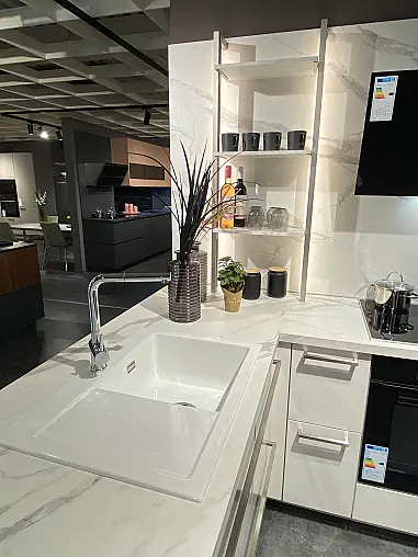 Moderne Designküche mit Miele Geräten
