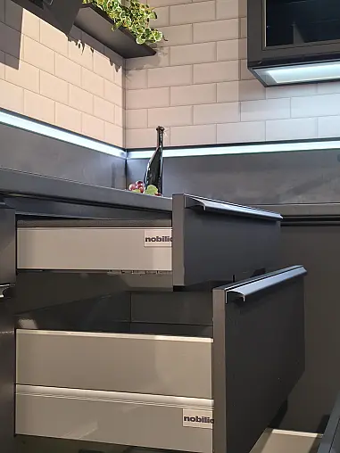 Schwarze moderne L Küche mit vielen Extras aus dem Hause Nobilia