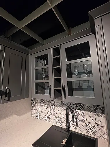 Schöne schwarze Landhaus L Küche