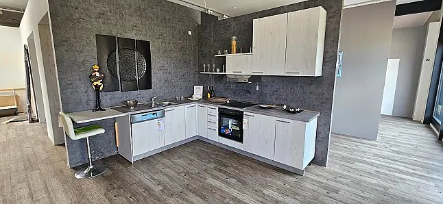moderne L-Küche mit Elektrogeräten für kleines Geld