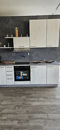 moderne L-Küche mit Elektrogeräten für kleines Geld