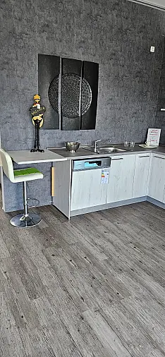 moderne L-Küche mit Elektrogeräten für kleines Geld
