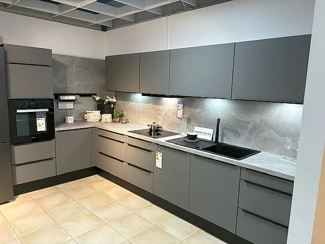 Top moderne  Küche  mit Griffleiste und Miele Geräten