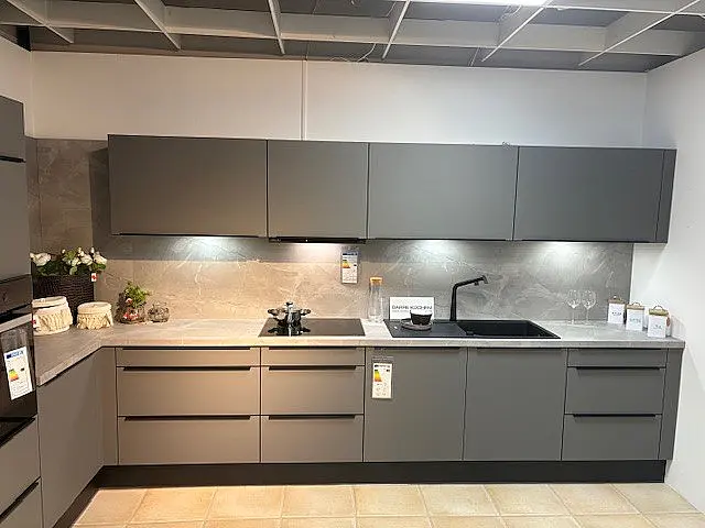 Top moderne  Küche  mit Griffleiste und Miele Geräten