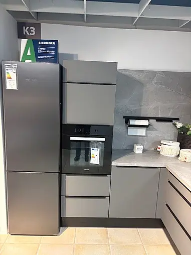 Top moderne  Küche  mit Griffleiste und Miele Geräten