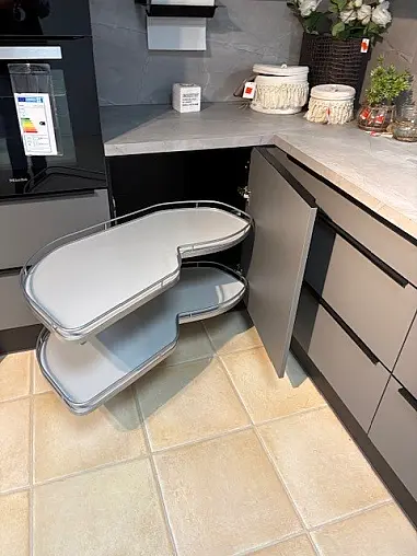 Top moderne  Küche  mit Griffleiste und Miele Geräten