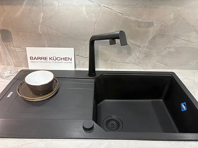 Top moderne  Küche  mit Griffleiste und Miele Geräten