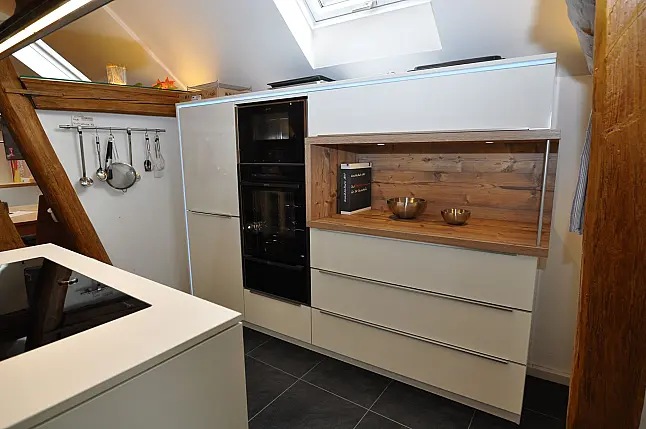 Moderne grifflose Hochglanz-Küche mit Insel und Dekton-Arbeitsplatte