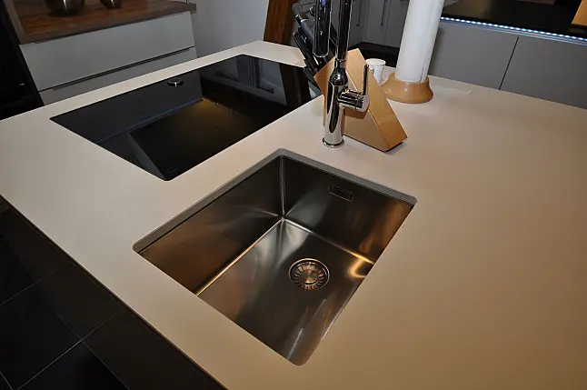 Moderne grifflose Hochglanz-Küche mit Insel und Dekton-Arbeitsplatte
