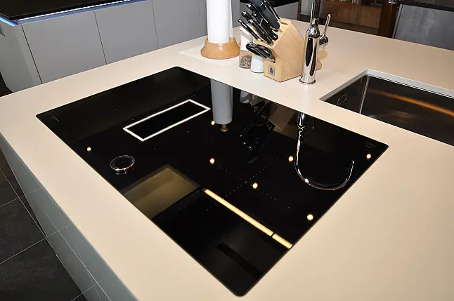 Moderne grifflose Hochglanz-Küche mit Insel und Dekton-Arbeitsplatte