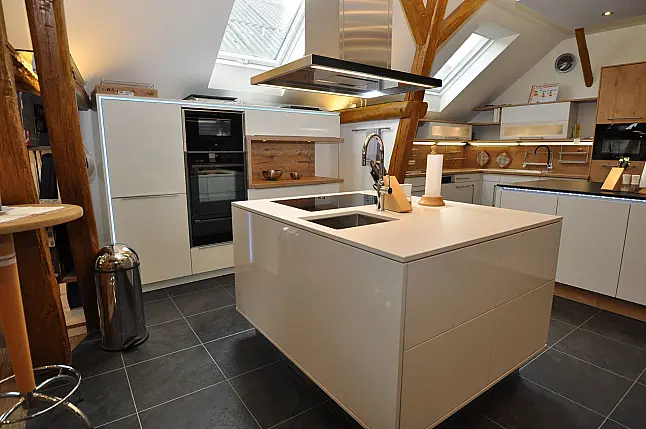 Moderne grifflose Hochglanz-Küche mit Insel und Dekton-Arbeitsplatte