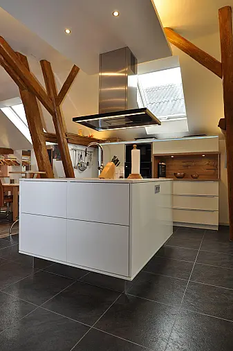 Moderne grifflose Hochglanz-Küche mit Insel und Dekton-Arbeitsplatte