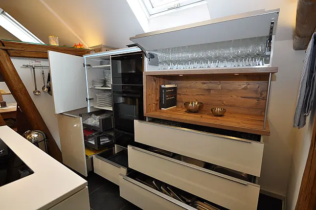 Moderne grifflose Hochglanz-Küche mit Insel und Dekton-Arbeitsplatte
