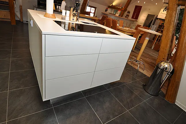 Moderne grifflose Hochglanz-Küche mit Insel und Dekton-Arbeitsplatte