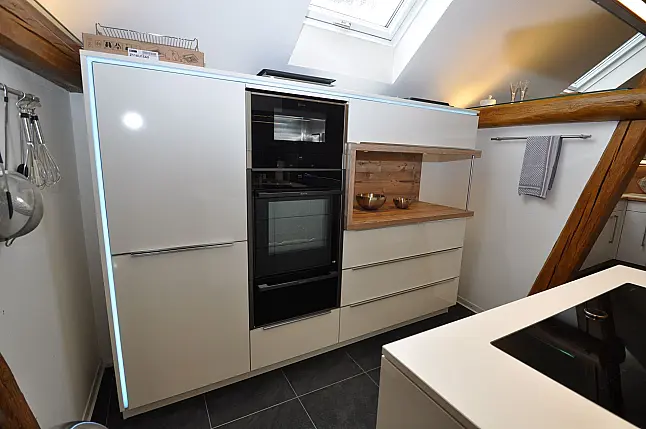 Moderne grifflose Hochglanz-Küche mit Insel und Dekton-Arbeitsplatte