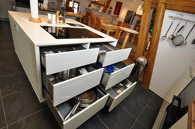 Moderne grifflose Hochglanz-Küche mit Insel und Dekton-Arbeitsplatte