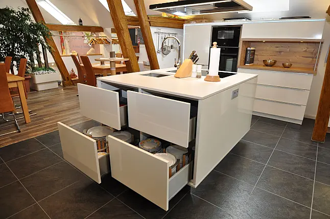 Moderne grifflose Hochglanz-Küche mit Insel und Dekton-Arbeitsplatte