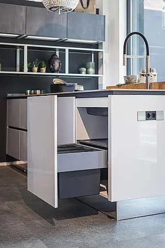 moderne, puristische Design-Küche mit Koch- und Spülen-Insel mit Stein-Arbeitsplatte und Pultplatte in Eiche Hirnholz natur Repro, sowie Einbau-Kühl-Gefrier-Kombination und hochgebautem Backofen und Dampfgarer