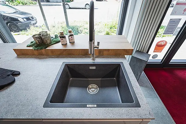 moderne, puristische Design-Küche mit Koch- und Spülen-Insel mit Stein-Arbeitsplatte und Pultplatte in Eiche Hirnholz natur Repro, sowie Einbau-Kühl-Gefrier-Kombination und hochgebautem Backofen und Dampfgarer