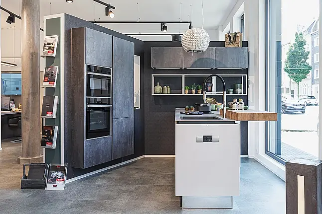 moderne, puristische Design-Küche mit Koch- und Spülen-Insel mit Stein-Arbeitsplatte und Pultplatte in Eiche Hirnholz natur Repro, sowie Einbau-Kühl-Gefrier-Kombination und hochgebautem Backofen und Dampfgarer