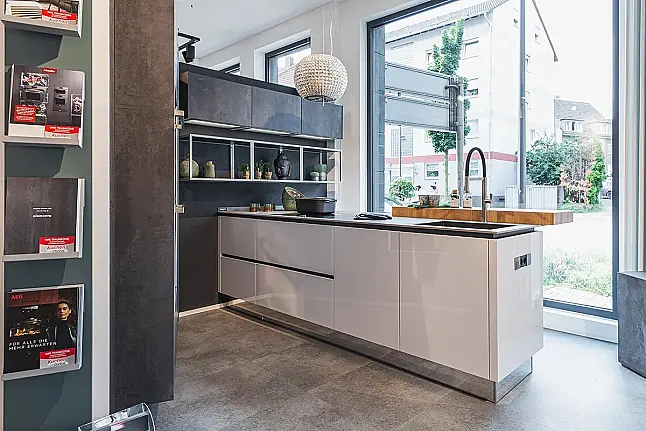 moderne, puristische Design-Küche mit Koch- und Spülen-Insel mit Stein-Arbeitsplatte und Pultplatte in Eiche Hirnholz natur Repro, sowie Einbau-Kühl-Gefrier-Kombination und hochgebautem Backofen und Dampfgarer