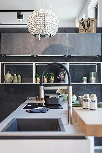moderne, puristische Design-Küche mit Koch- und Spülen-Insel mit Stein-Arbeitsplatte und Pultplatte in Eiche Hirnholz natur Repro, sowie Einbau-Kühl-Gefrier-Kombination und hochgebautem Backofen und Dampfgarer