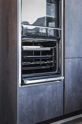 moderne, puristische Design-Küche mit Koch- und Spülen-Insel mit Stein-Arbeitsplatte und Pultplatte in Eiche Hirnholz natur Repro, sowie Einbau-Kühl-Gefrier-Kombination und hochgebautem Backofen und Dampfgarer