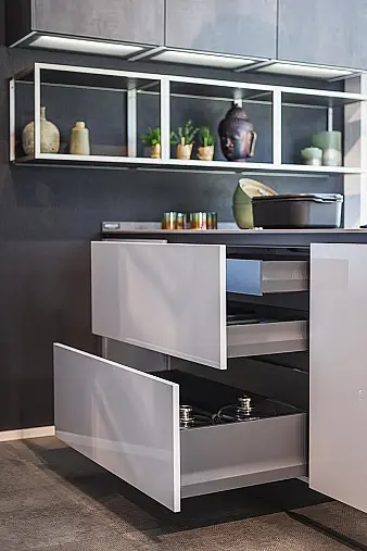 moderne, puristische Design-Küche mit Koch- und Spülen-Insel mit Stein-Arbeitsplatte und Pultplatte in Eiche Hirnholz natur Repro, sowie Einbau-Kühl-Gefrier-Kombination und hochgebautem Backofen und Dampfgarer