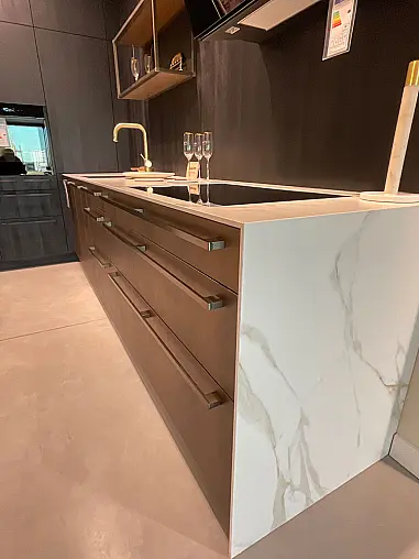 elegante Küche mit Keramik und Messing