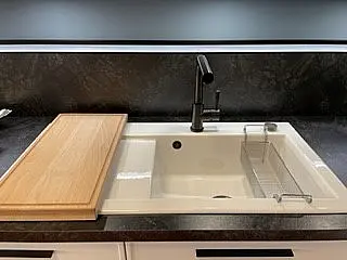 Moderne Küche mit matter Echtlack Rahmenfront und furnierter Eichenfront in Carbon MK09