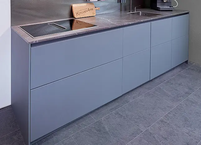 Grifflos Küche Zeile Titangrau modern mit XL Korpus und Keramikplatte
