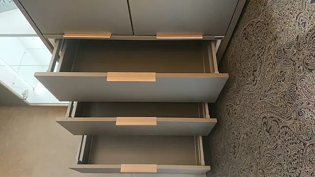 Kleiderschrank N120 mit beleuchteter Glasvitrine