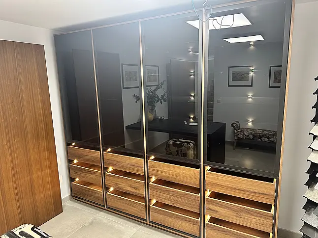 Vitrinenschrank mit Glastüren, Schubkästen und Beleuchtung