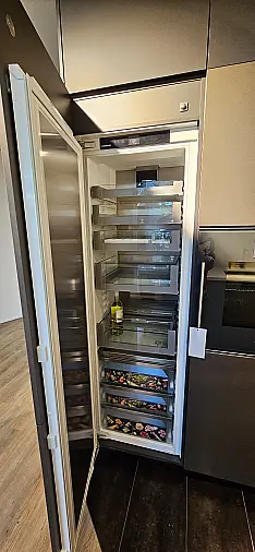 Moderne zweifarbige Küche in U-Form