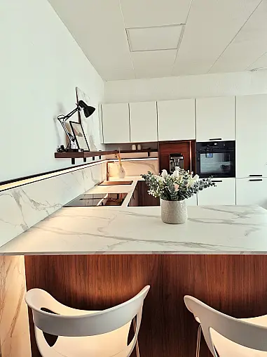 Weiß mit eleganter Holzoptik begeistert