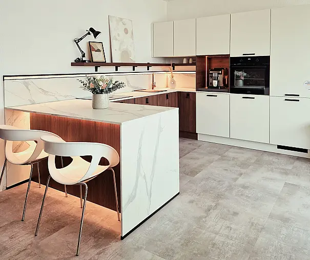Weiß mit eleganter Holzoptik begeistert