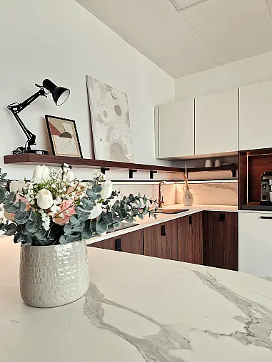 Weiß mit eleganter Holzoptik begeistert