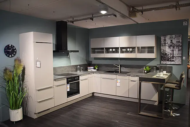 moderne L-Küche in Steingrau